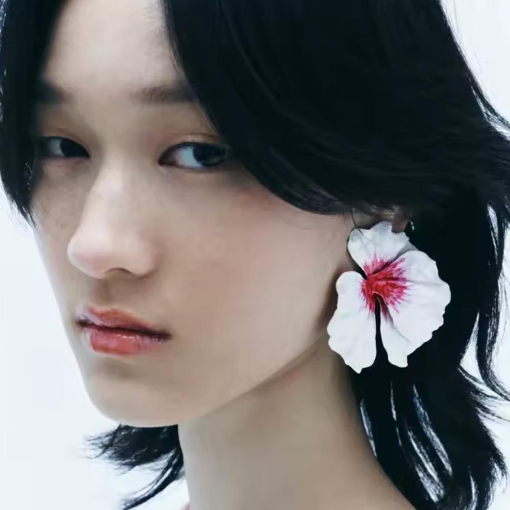 Hibiscus Flower Earrings – Red & White Enamel Gold-Tone Design